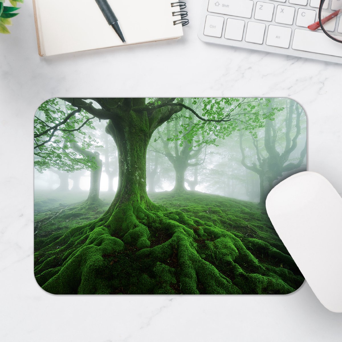 Muismat - Met Mos Begroeide Boom in Mistig Bos - 25x18 cm - 2 mm Dik - Muismat van Vinyl