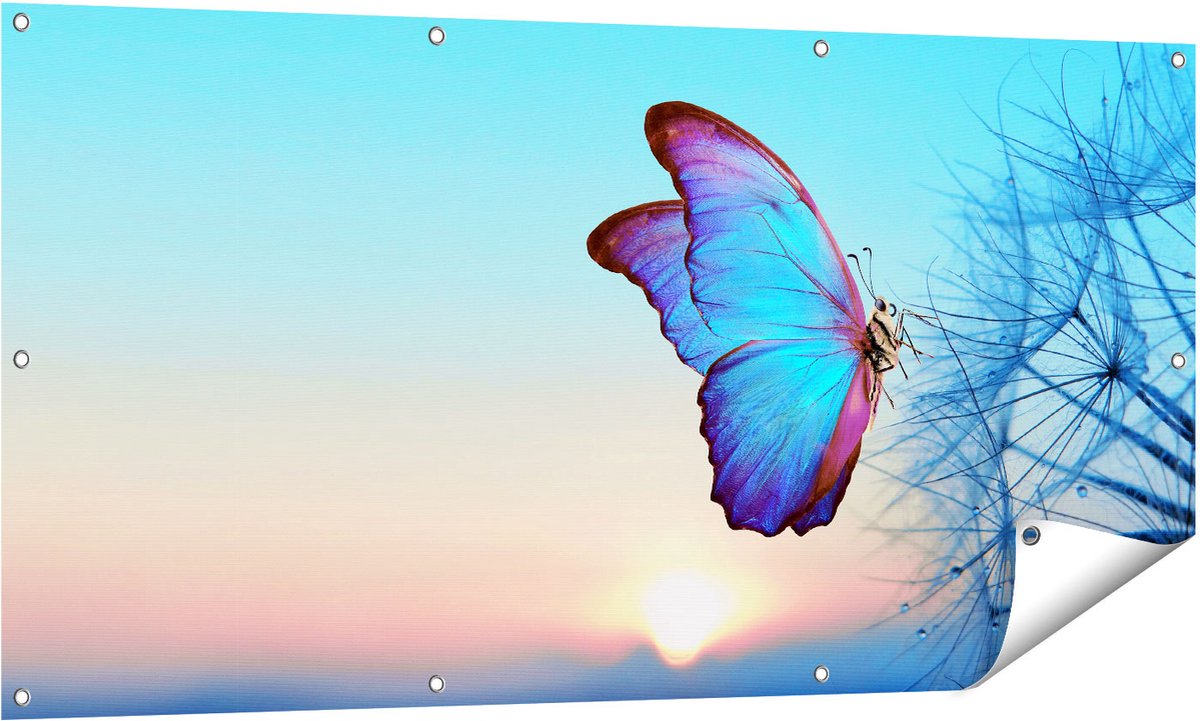 Gards Tuinposter Blauwe Vlinder bij Paardenbloemen - 140x70 cm - Tuindoek - Tuindecoratie - Wanddecoratie buiten - Tuinschilderij Multikleur
