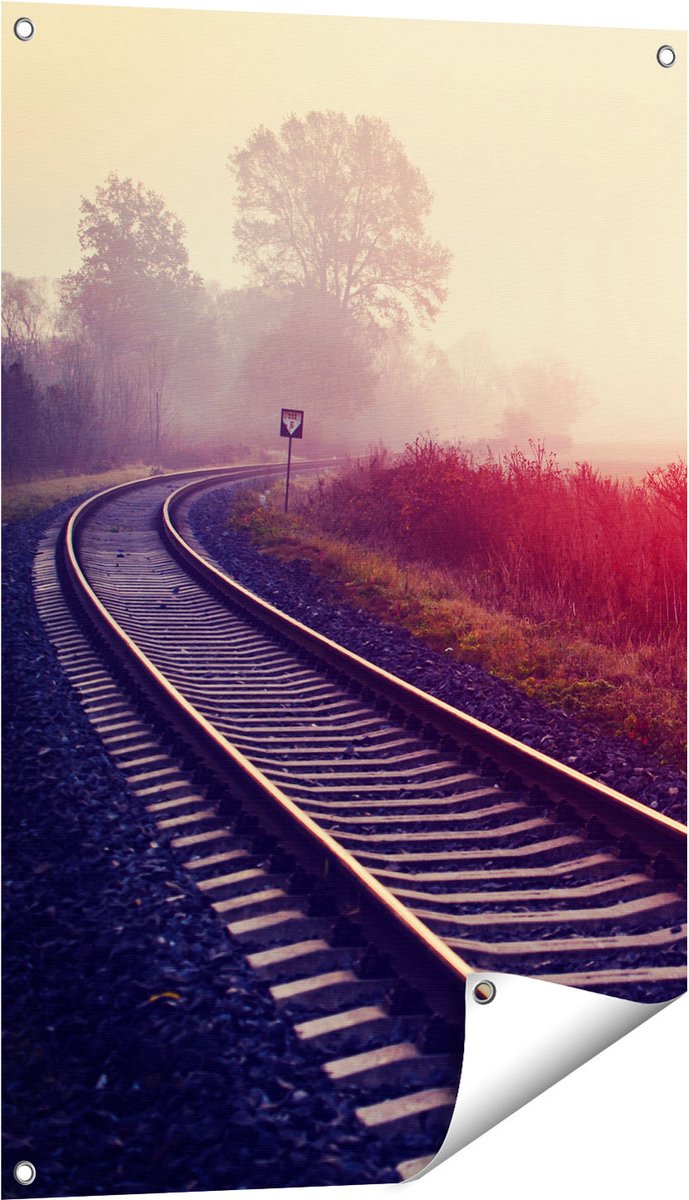 Gards Tuinposter Spoorweg Rails tijdens de Herfst met Mist - 60x90 cm - Tuindoek - Tuindecoratie - Wanddecoratie buiten - Tuinschilderij Multikleur