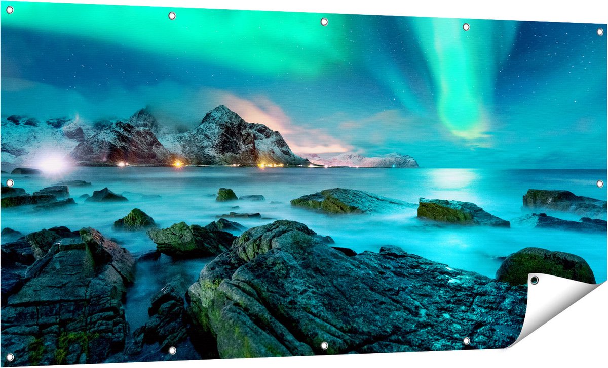 Gards Tuinposter Noorderlicht boven het Water bij Rotsen - 160x80 cm - Tuindoek - Tuindecoratie - Wanddecoratie buiten - Tuinschilderij Multikleur