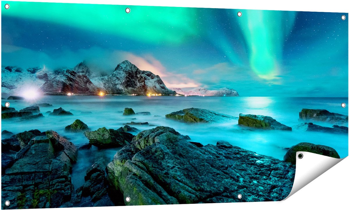 Gards Tuinposter Noorderlicht boven het Water bij Rotsen - 140x70 cm - Tuindoek - Tuindecoratie - Wanddecoratie buiten - Tuinschilderij Multikleur