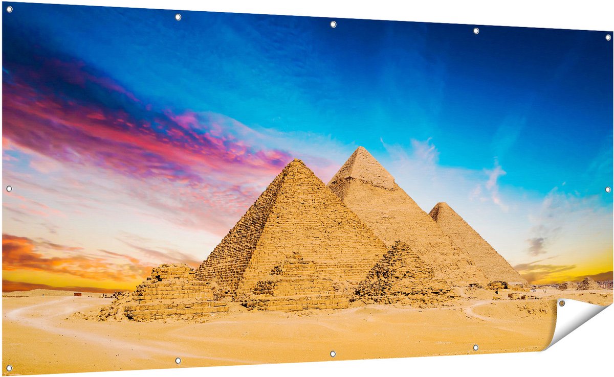 Gards Tuinposter Egyptische Piramides bij Zonsondergang - 200x100 cm - Tuindoek - Tuindecoratie - Wanddecoratie buiten - Tuinschilderij Multikleur