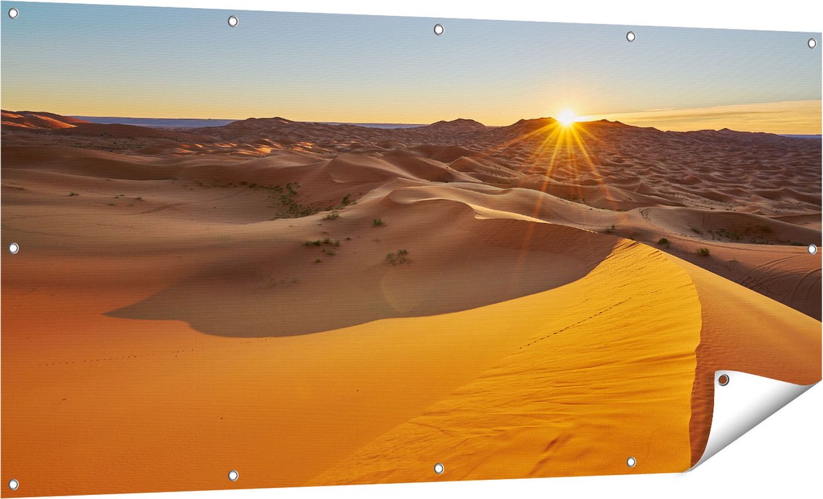 Gards Tuinposter Woestijn in de Sahara met een Opkomende Zon - 160x80 cm - Tuindoek - Tuindecoratie - Wanddecoratie buiten - Tuinschilderij Multikleur
