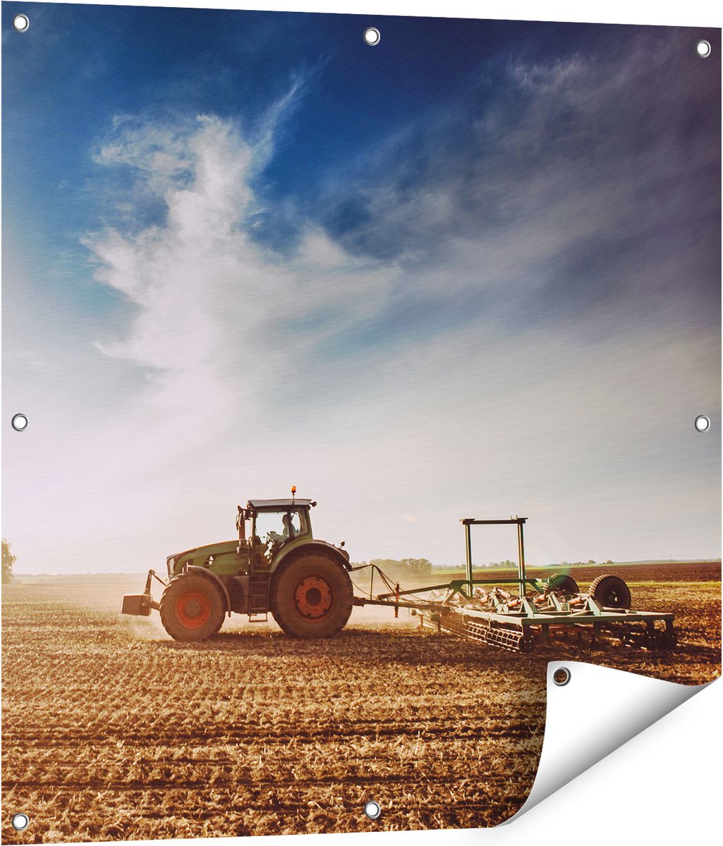 Gards Tuinposter Tractor op het Veld - Trekker - 80x80 cm - Tuindoek - Tuindecoratie - Wanddecoratie buiten - Tuinschilderij Multikleur