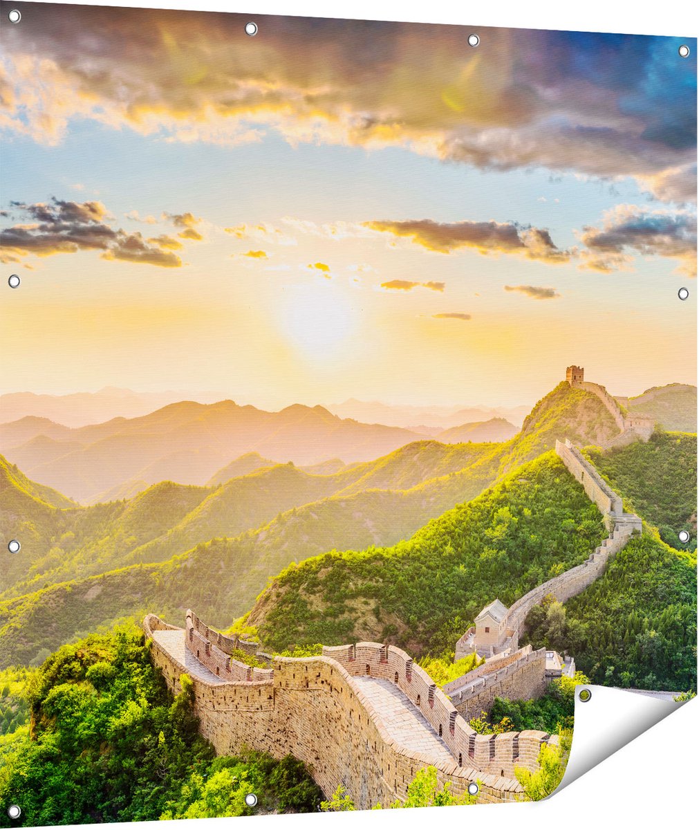 Gards Tuinposter De Chinese Muur door de Bergen met Zon - 110x110 cm - Tuindoek - Tuindecoratie - Wanddecoratie buiten - Tuinschilderij Multikleur