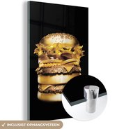 MuchoWow® Glasschilderij 60x90 cm - Schilderij acrylglas - Gouden hamburger op een zwarte achtergrond. - Foto op glas - Schilderijen