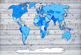 Fotobehang - Vlies Behang - Blauwe wereldkaart op houten planken - 254 x 184 cm