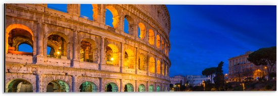 WallClassics - Dibond - Voetpad langs Colloseum van Rome in de Avond - 60x20 cm Foto op Aluminium (Met Ophangsysteem)