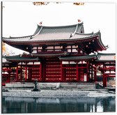 Dibond - Rode Boeddhistische Tempel in Japan met Oranje Bomen - 50x50 cm Foto op Aluminium (Met Ophangsysteem)