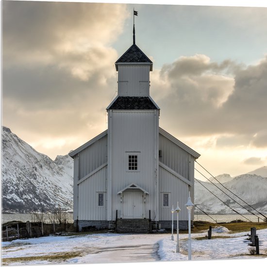 Acrylglas - Gimsoy Kerk in Noorwegen tijdens Zachte Winterdag - 80x80 cm Foto op Acrylglas (Met Ophangsysteem)