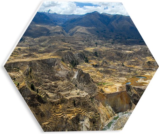 WallClassics - PVC Schuimplaat Hexagon - Uitzicht over Bergen in Peru - 30x26.1 cm Foto op Hexagon (Met Ophangsysteem)