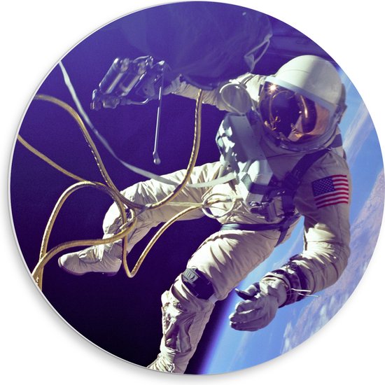 PVC Schuimplaat Muurcirkel - Astronaut Zwevend in de Buurt van de Aarde - 50x50 cm Foto op Muurcirkel (met ophangsysteem)