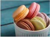 Poster Glanzend – Schaaltje met Verschillende Smaken Macarons - 40x30 cm Foto op Posterpapier met Glanzende Afwerking