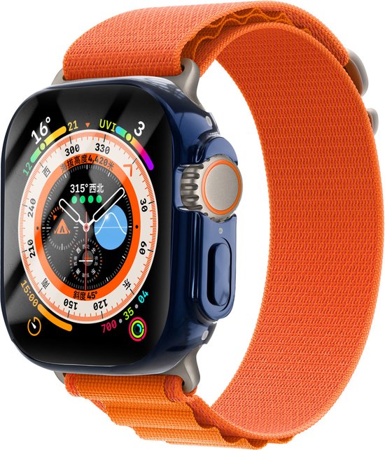 Apple Watch Ultra met donkerblauwe bumper, zilveren kast en oranje sportband.