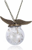 Fashionidea - Zilverkleurige ketting met glazen hanger gevuld met paardenbloem pluisjes en vleugeltjes.