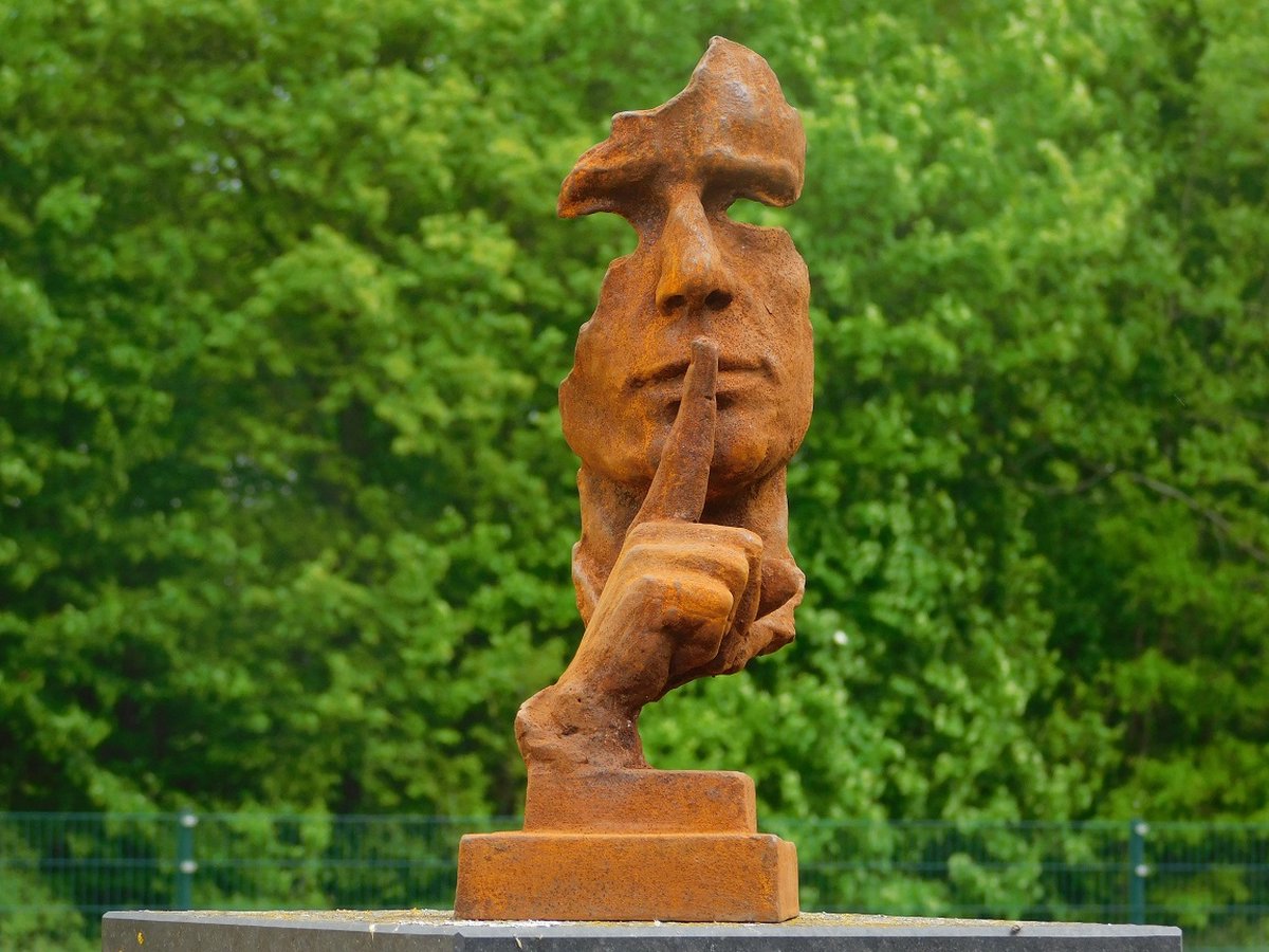 Beeld de Fluisteraar - gietijzer