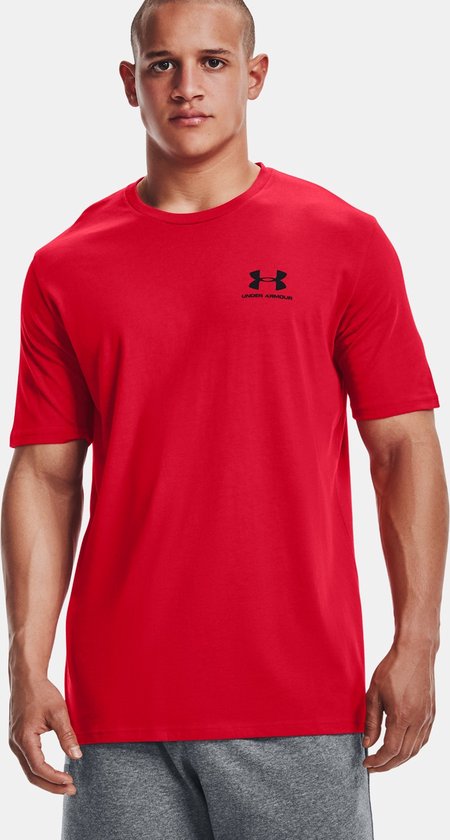Man in rood Under Armour t-shirt met logo.