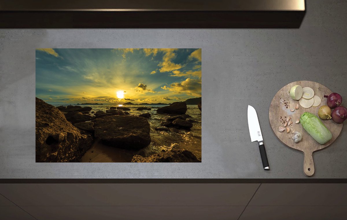 Inductieplaat Beschermer - Felkleurige Zonsondergang boven de Zee aan het Strand vol Rotsen - 70x52 cm - 2 mm Dik - Inductie Beschermer van Vinyl