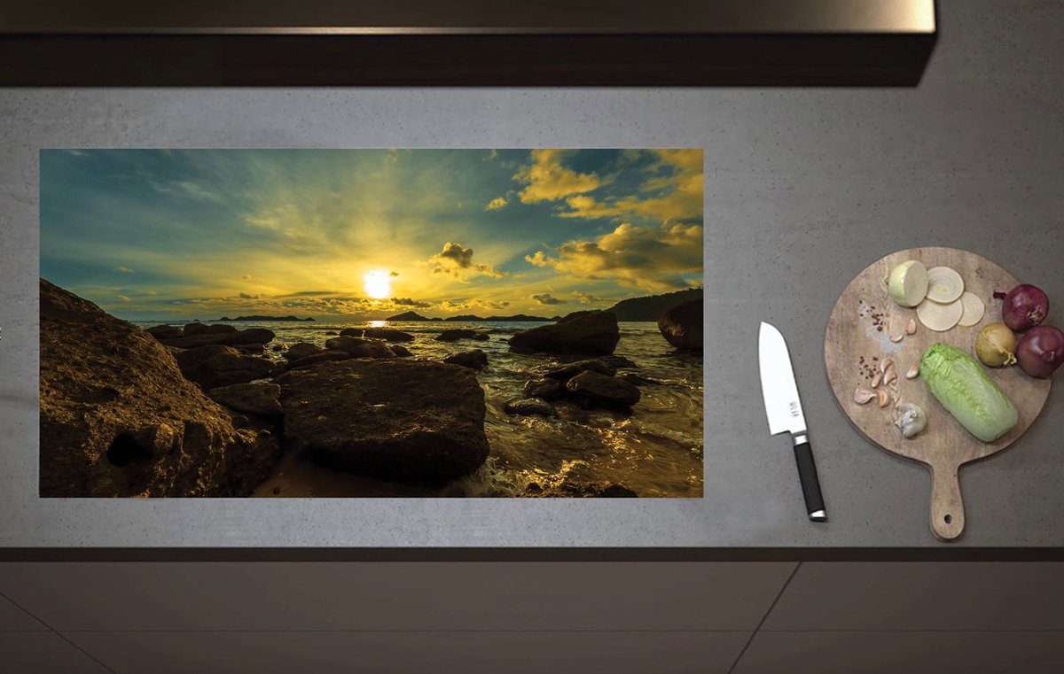 Inductieplaat Beschermer - Felkleurige Zonsondergang boven de Zee aan het Strand vol Rotsen - 90x52 cm - 2 mm Dik - Inductie Beschermer van Vinyl