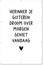 Tuinposter tekst - Tuindecoratie quote - 120x180 cm - Tuinschilderij voor buiten: herinner, droom, geniet - Tuindoek zwart wit - Wanddecoratie tuin - Schuttingdoek - Balkon decoratie - Muurdecoratie - Buitenschilderij tuinversiering