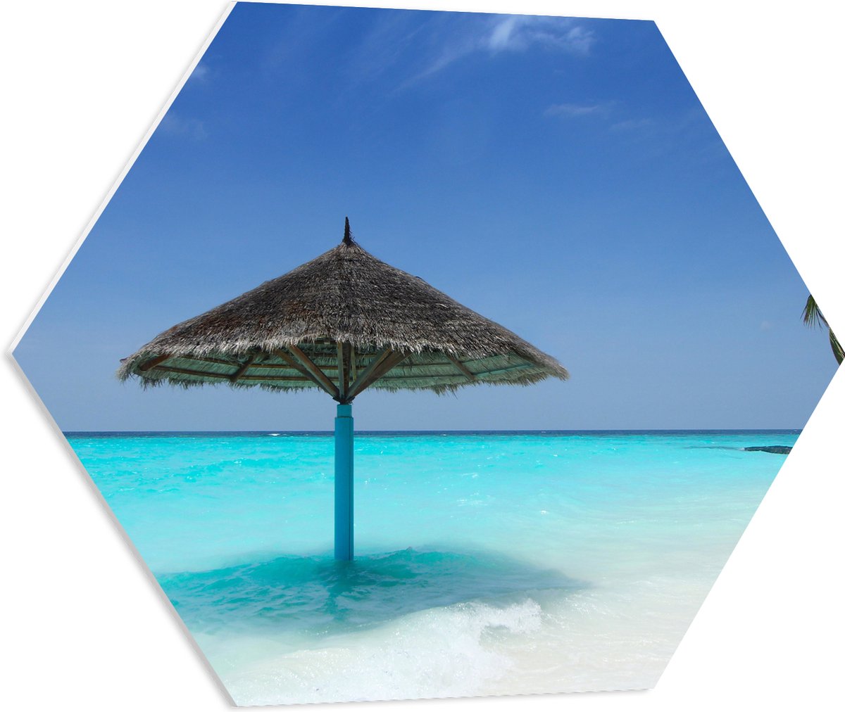 PVC Schuimplaat Hexagon - Rieten Parasol op het Strand bij het Blauwe Water - 60x52.2 cm Foto op Hexagon (Met Ophangsysteem)