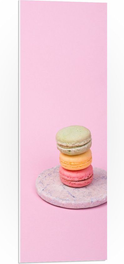 PVC Schuimplaat - Drie Opgestapelde Macarons in Verschillende Kleuren tegen Roze Achtergrond - 30x90 cm Foto op PVC Schuimplaat (Met Ophangsysteem)