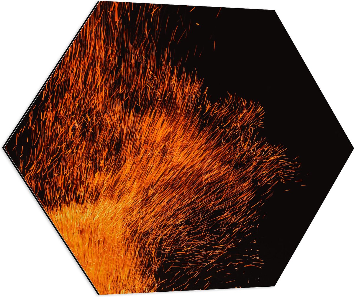 Dibond Hexagon - Oranje Spetters van Vuurkorf - 80x69.6 cm Foto op Hexagon (Met Ophangsyst