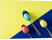 PVC Schuimplaat - Gekleurde Eieren op Lepels op Blauwe en Gele Vakken - 100x75 cm Foto op PVC Schuimplaat (Met Ophangsysteem)
