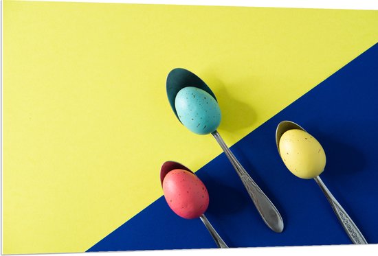 PVC Schuimplaat - Gekleurde Eieren op Lepels op Blauwe en Gele Vakken - 120x80 cm Foto op PVC Schuimplaat (Met Ophangsysteem)