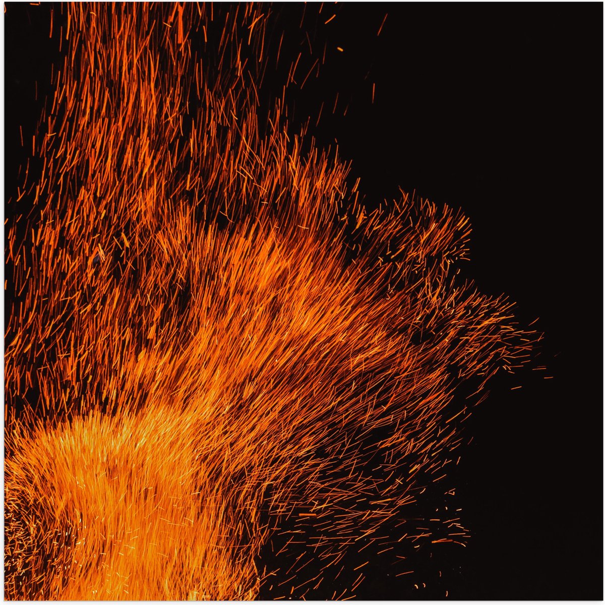 Poster Glanzend – Oranje Spetters van Vuurkorf - 50x50 cm Foto op Posterpapier met Glanzen