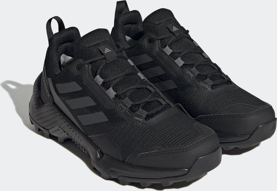 Zwarte dames wandelschoenen van adidas Terrex met veters en grijze strepen.
