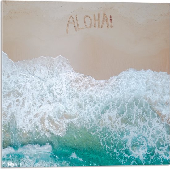 WallClassics - Acrylglas - Aanstromende Golven bij Strand met Tekst ''Aloha!'' - 50x50 cm Foto op Acrylglas (Met Ophangsysteem)