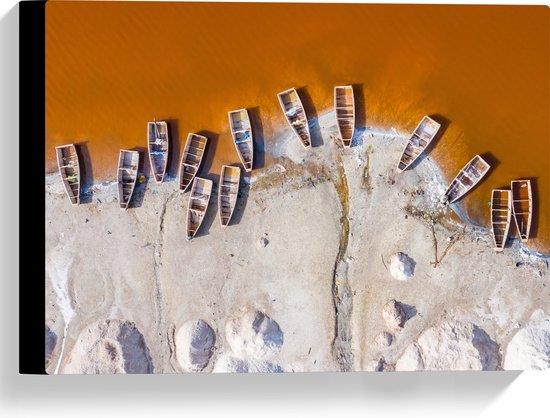 WallClassics - Canvas - Bovenaanzicht van Oude Houten Vissersboten aan Oranje Getinte Zee - 40x30 cm Foto op Canvas Schilderij (Wanddecoratie op Canvas)
