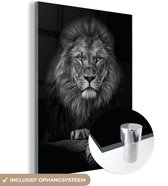 Glasschilderij leeuw - Zwart - Wit - Dieren - Foto op glas - Wanddecoratie glas - 90x120 cm - Woondecoratie - Schilderij glas - Muurdecoratie woonkamer - Glasplaat