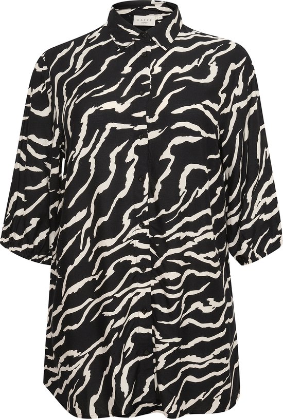 Zwarte blouse met witte zebraprint, knoopsluiting en driekwartmouwen, van voren gezien.