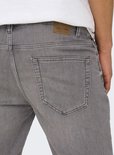 Achterkant van grijze denim short met leren logo patch van ONLY & SONS.