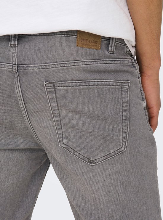 Achterkant van grijze denim short met leren logo patch van ONLY & SONS.