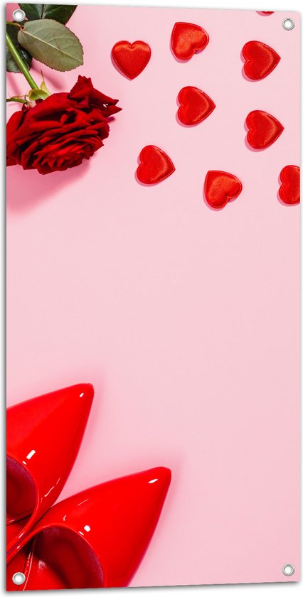 Tuinposter – Klassiek Rood Paar Hakken met Hartjes en Rode Roos op Lichtroze Achtergrond - 50x100 cm Foto op Tuinposter (wanddecoratie voor buiten en binnen)