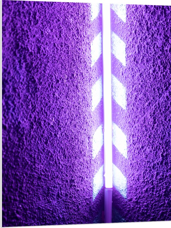 PVC Schuimplaat - Paarse Muur met Witte Pijlen die naar Boven Wijzen - 75x100 cm Foto op PVC Schuimplaat (Met Ophangsysteem)