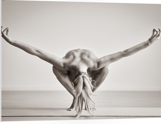 PVC Schuimplaat - Vrouw met Gespreide Armen Yogapositie (Zwart- wit) - 100x75 cm Foto op PVC Schuimplaat (Met Ophangsysteem)