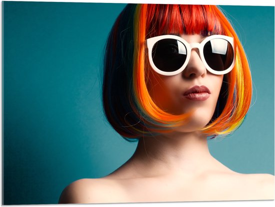 Acrylglas - Vrouw met Kleurrijk Haar en Witte Ronde Zonnebril tegen Blauwe Achtergrond - 80x60 cm Foto op Acrylglas (Met Ophangsysteem)