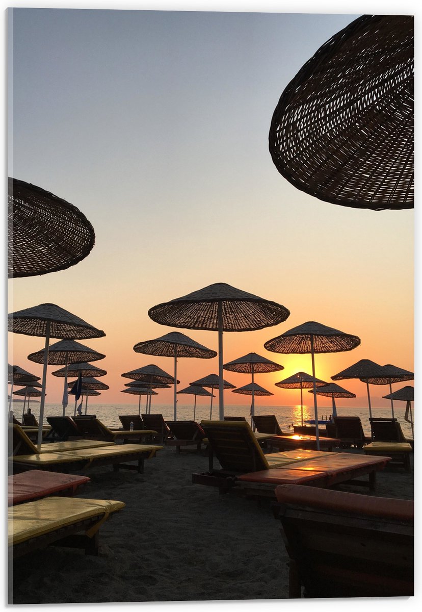 Acrylglas - Strand met Ligbedden en Rieten Parasols - 40x60 cm Foto op Acrylglas (Wanddeco