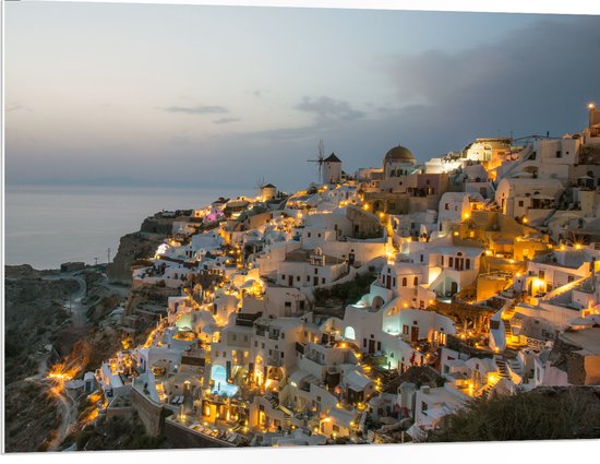 PVC Schuimplaat - Verlichte Huisjes in Santorini, Griekenland - 100x75 cm Foto op PVC Schuimplaat (Met Ophangsysteem)