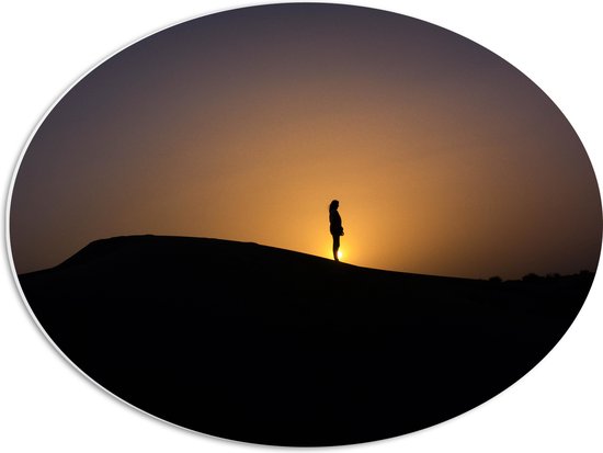 WallClassics - PVC Schuimplaat Ovaal - Silhouet Persoon op een Berg - 56x42 cm Foto op Ovaal (Met Ophangsysteem)