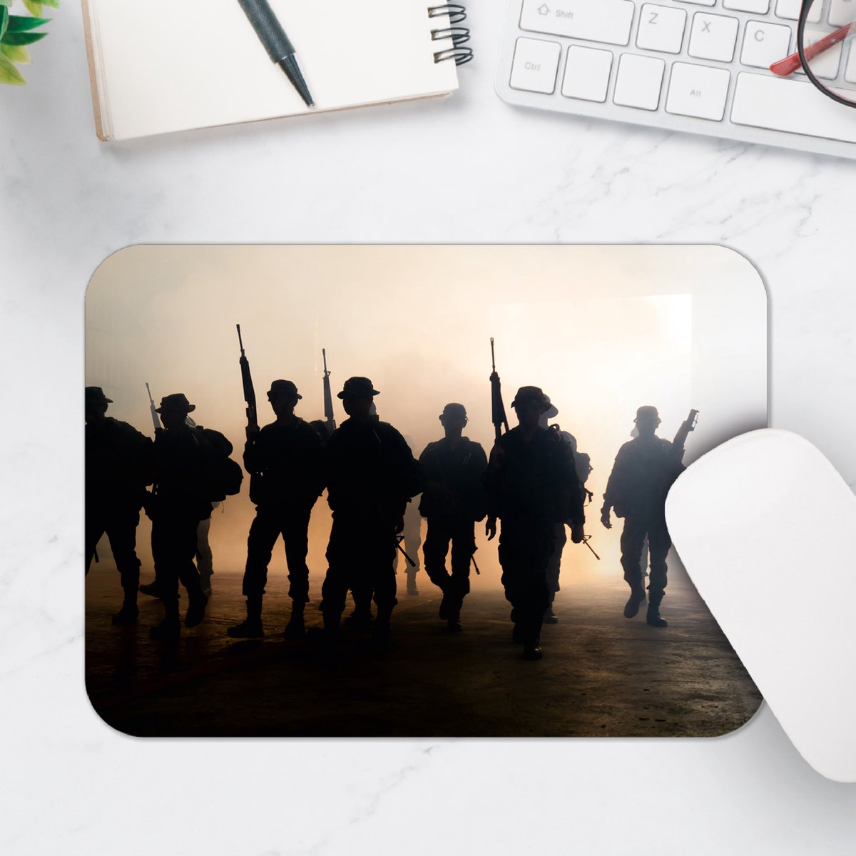Muismat - Silhouet van Groep Soldaten met Geweren - 25x18 cm - 2 mm Dik - Muismat van Vinyl