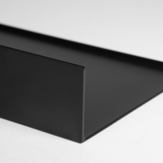Zijaanzicht van een strakke, zwarte metalen wandplank met een hoekige rand.