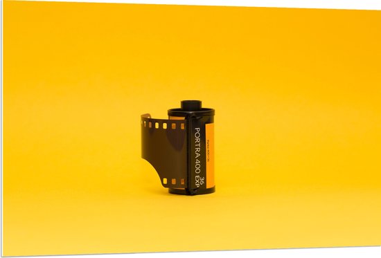 PVC Schuimplaat - Fotorolletje tegen Gele Achtergrond - 120x80 cm Foto op PVC Schuimplaat (Met Ophangsysteem)