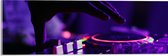 Acrylglas - Hand van DJ op DJ set met Neon Lichten - 60x20 cm Foto op Acrylglas (Met Ophangsysteem)