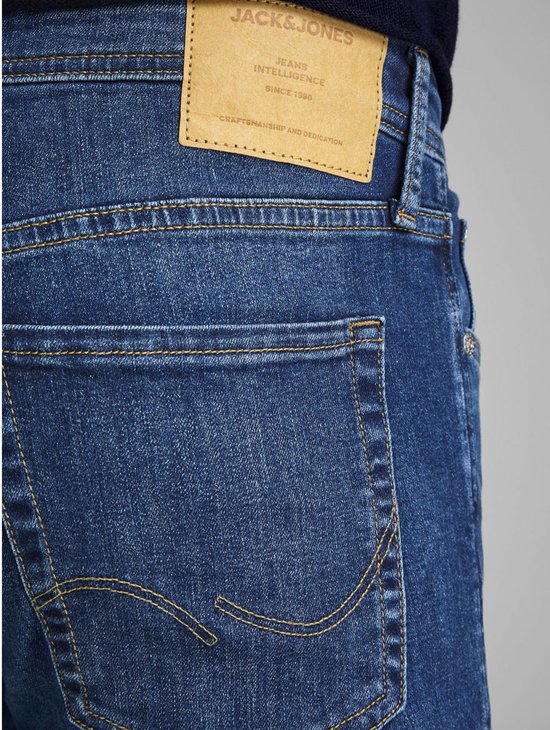 Label op de achterkant van een Jack & Jones jeans, met bruine stiksels.
