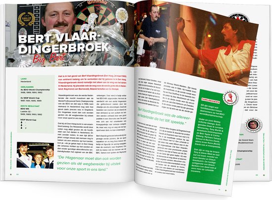 Bert Vlaardingerbroek met zijn Hall of Fame-badge, houdt een dartpijl vast. Een pagina uit een boek met teksten en afbeeldingen over dartspelers.